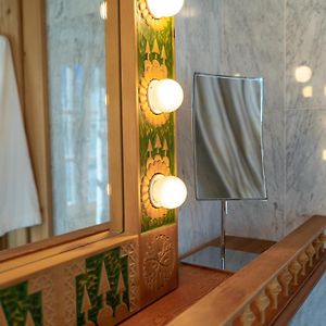 Camera superior con letto king size su attico